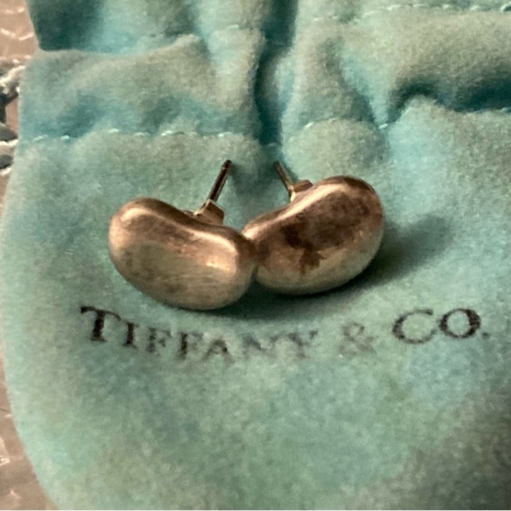 Tiffany & Co.
Elsa Peretti Bean design sterling silver earrings